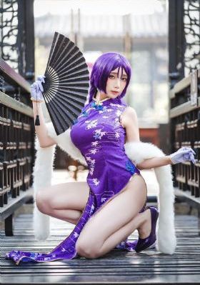 年轻的小姨子观看