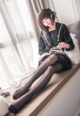 手伸进她的乳罩里揉搓着